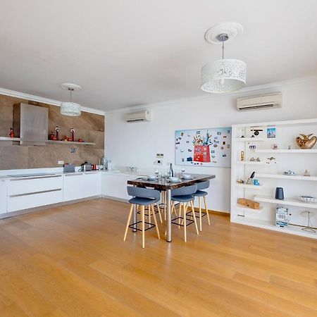 Seafront Apartment In Sliema With Pool, Upmarket Complex Exteriör bild