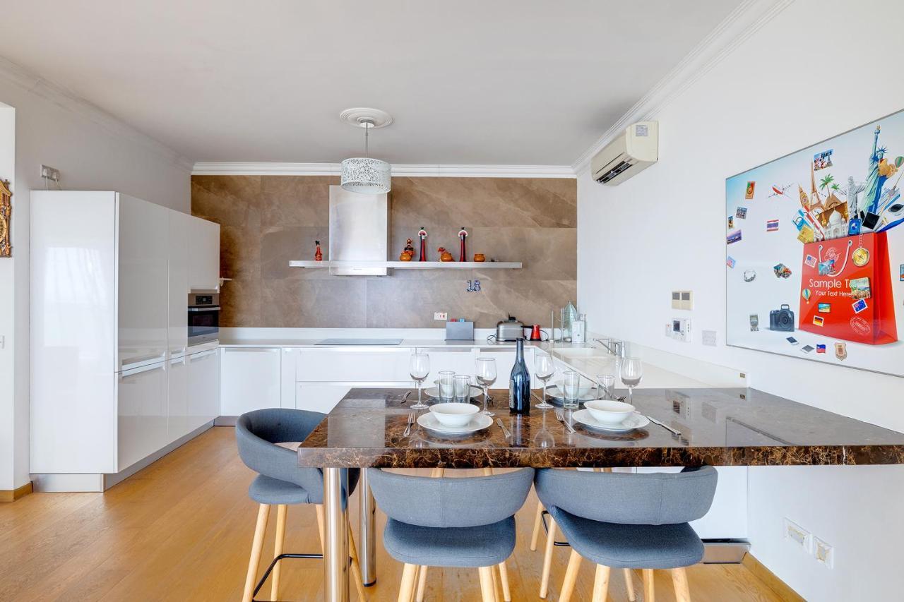 Seafront Apartment In Sliema With Pool, Upmarket Complex Exteriör bild
