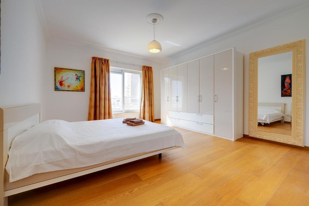 Seafront Apartment In Sliema With Pool, Upmarket Complex Exteriör bild