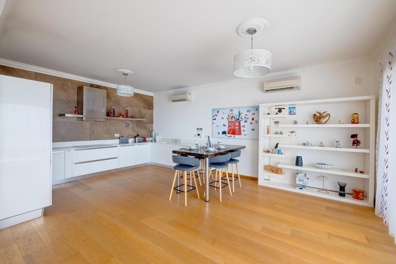 Seafront Apartment In Sliema With Pool, Upmarket Complex Exteriör bild