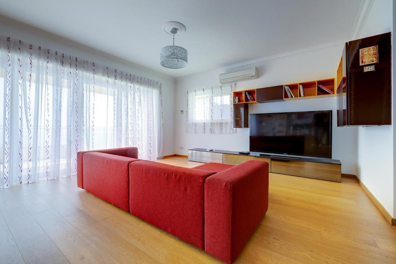 Seafront Apartment In Sliema With Pool, Upmarket Complex Exteriör bild