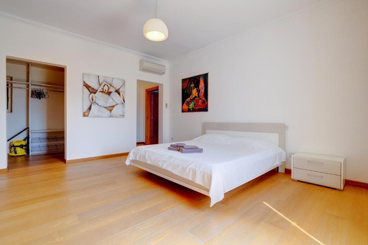 Seafront Apartment In Sliema With Pool, Upmarket Complex Exteriör bild