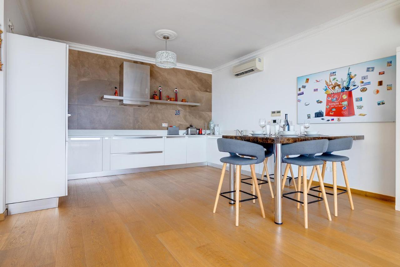 Seafront Apartment In Sliema With Pool, Upmarket Complex Exteriör bild