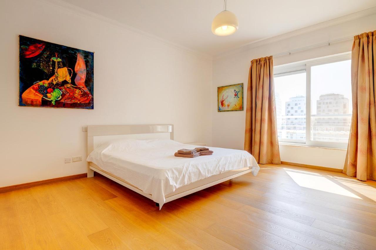 Seafront Apartment In Sliema With Pool, Upmarket Complex Exteriör bild
