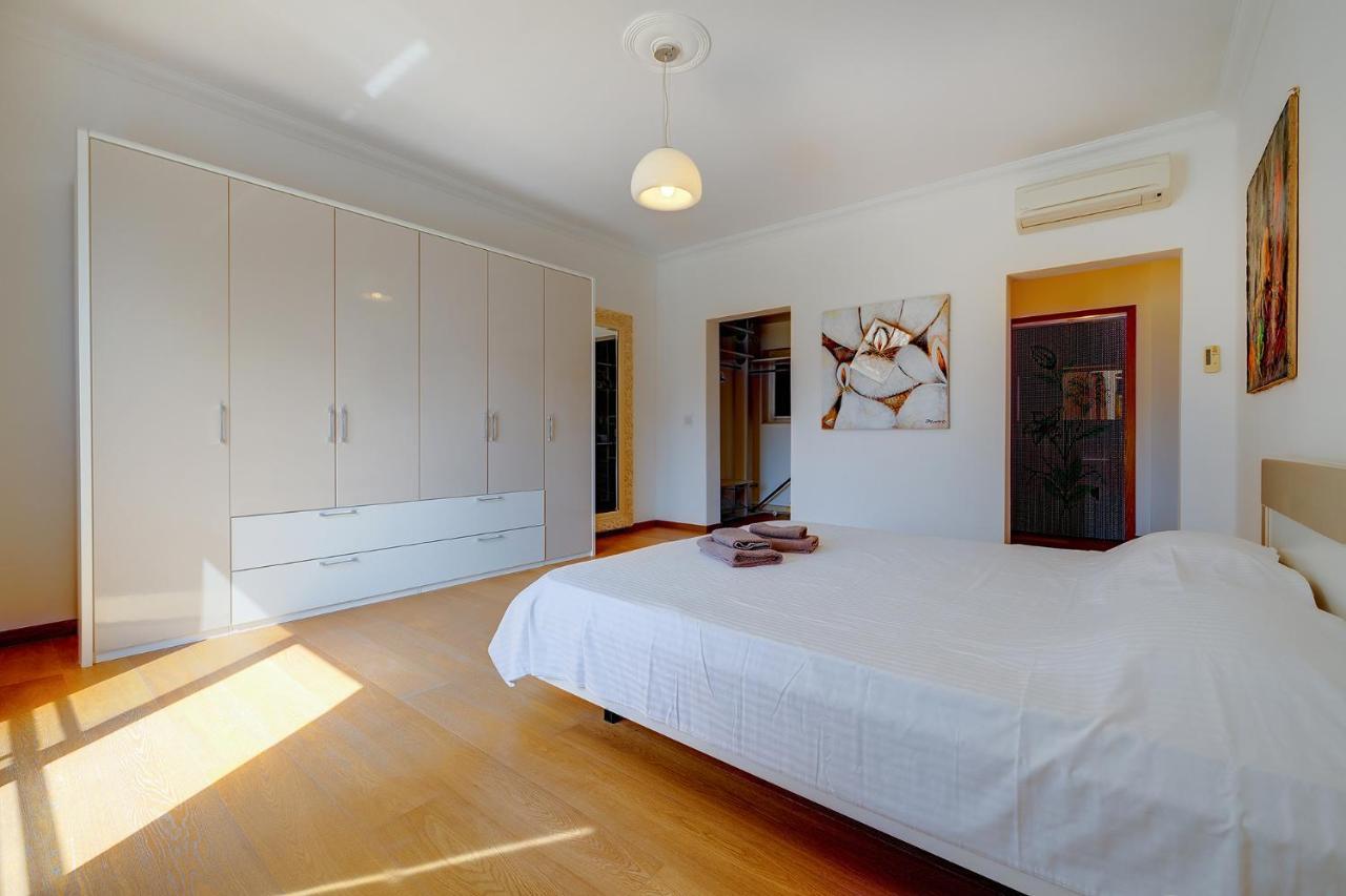 Seafront Apartment In Sliema With Pool, Upmarket Complex Exteriör bild