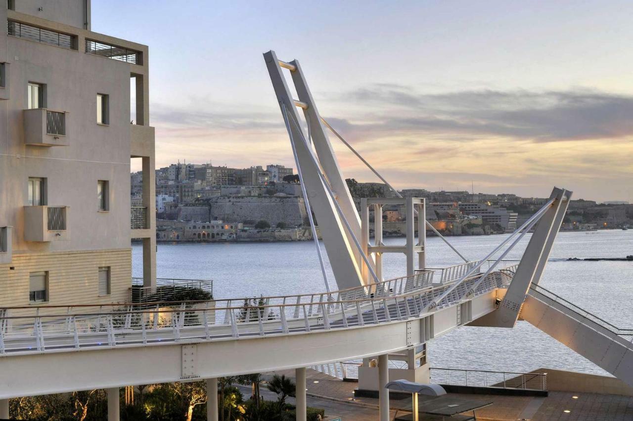 Seafront Apartment In Sliema With Pool, Upmarket Complex Exteriör bild