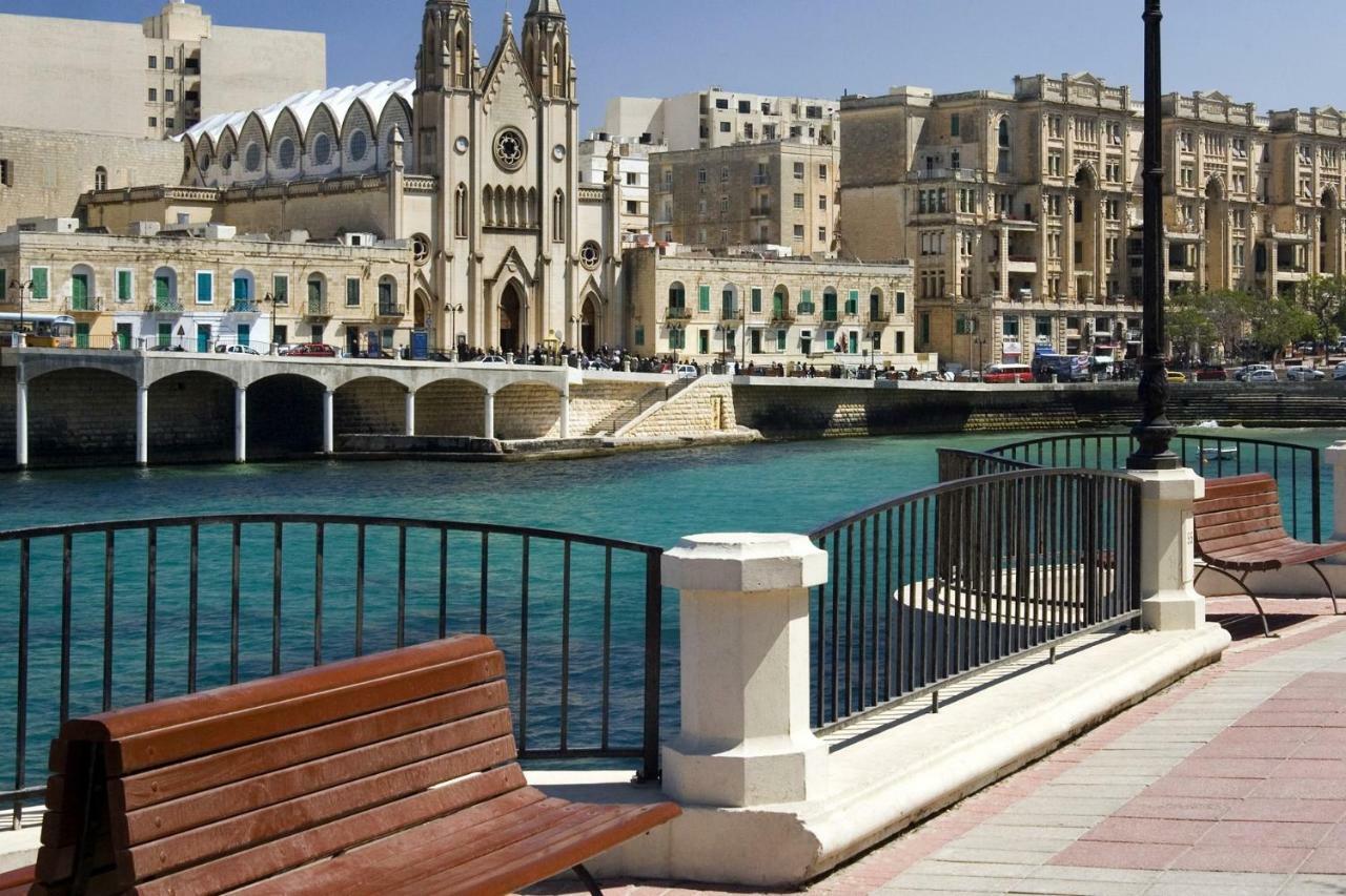 Seafront Apartment In Sliema With Pool, Upmarket Complex Exteriör bild