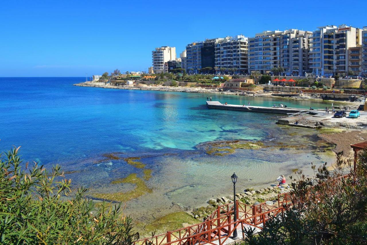 Seafront Apartment In Sliema With Pool, Upmarket Complex Exteriör bild