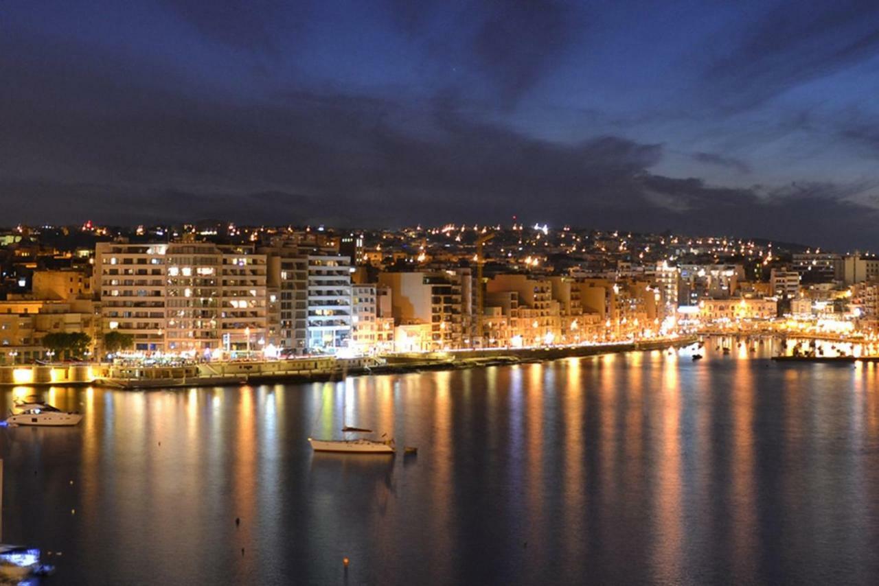 Seafront Apartment In Sliema With Pool, Upmarket Complex Exteriör bild