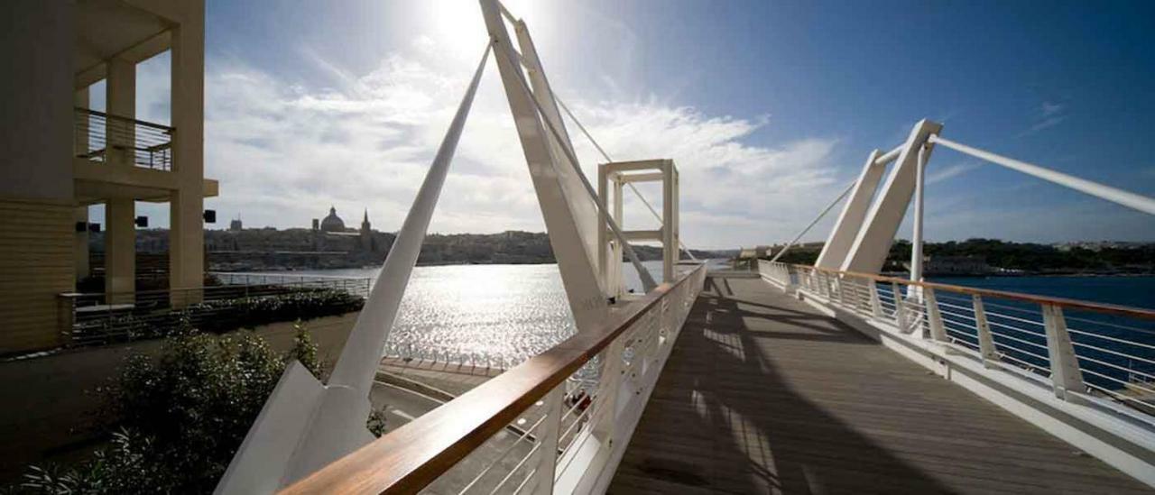 Seafront Apartment In Sliema With Pool, Upmarket Complex Exteriör bild