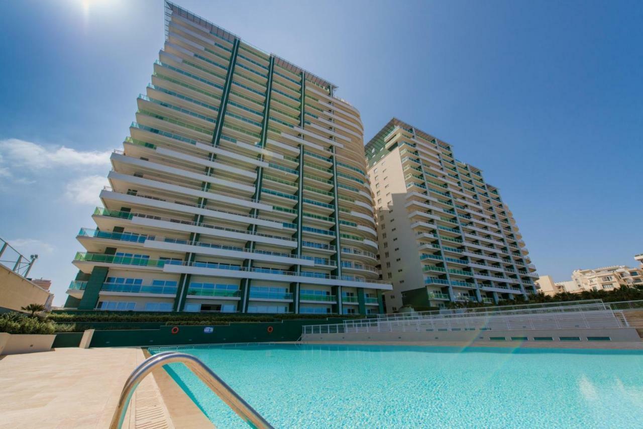 Seafront Apartment In Sliema With Pool, Upmarket Complex Exteriör bild
