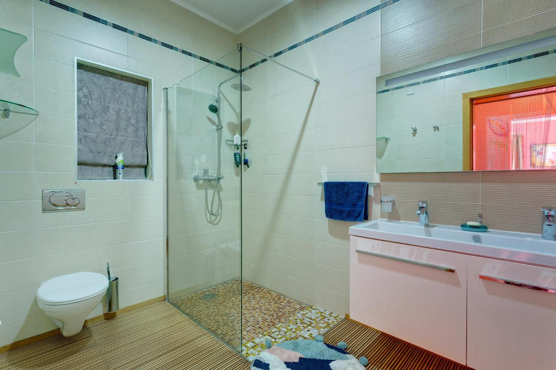 Seafront Apartment In Sliema With Pool, Upmarket Complex Exteriör bild