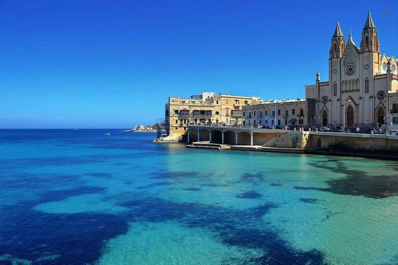 Seafront Apartment In Sliema With Pool, Upmarket Complex Exteriör bild