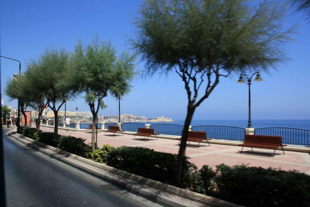 Seafront Apartment In Sliema With Pool, Upmarket Complex Exteriör bild