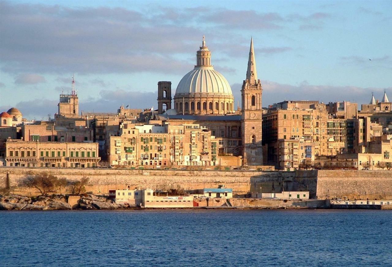 Seafront Apartment In Sliema With Pool, Upmarket Complex Exteriör bild