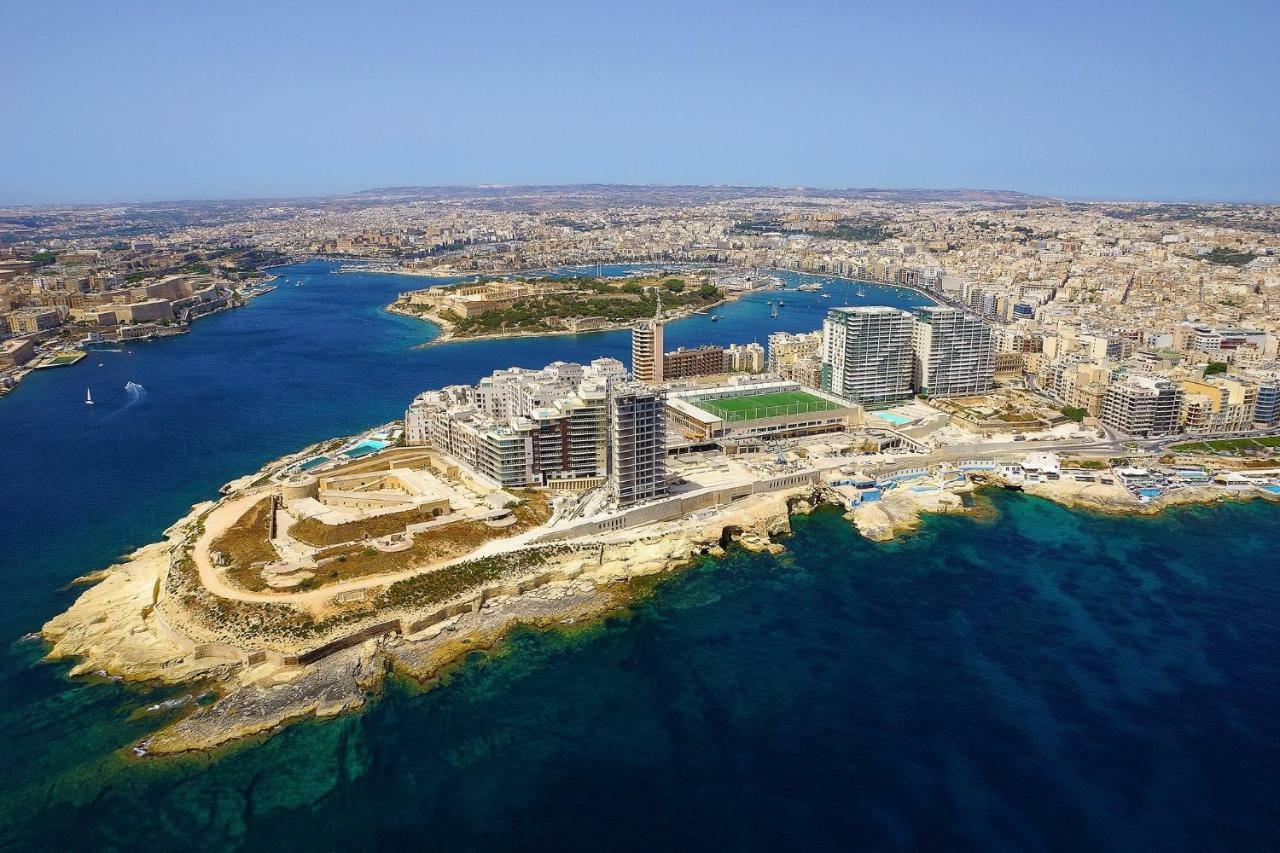 Seafront Apartment In Sliema With Pool, Upmarket Complex Exteriör bild