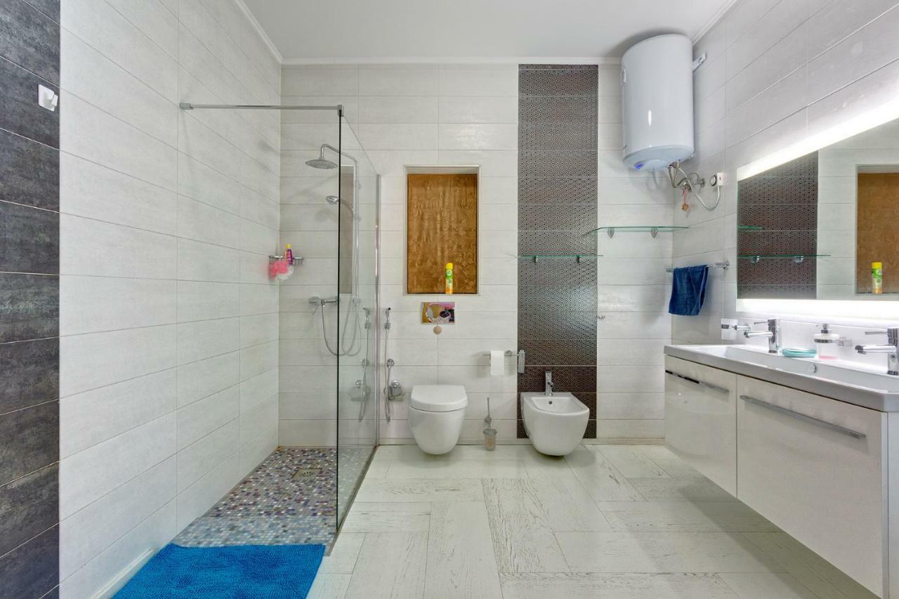 Seafront Apartment In Sliema With Pool, Upmarket Complex Exteriör bild