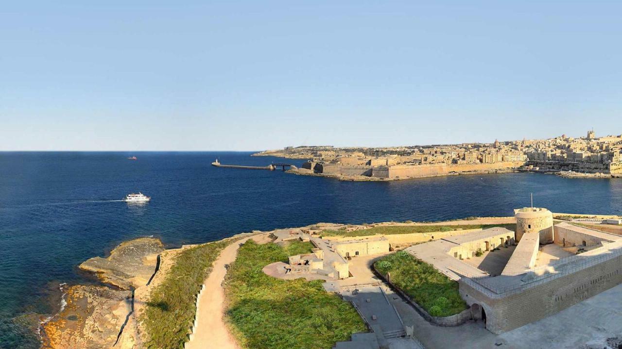 Seafront Apartment In Sliema With Pool, Upmarket Complex Exteriör bild