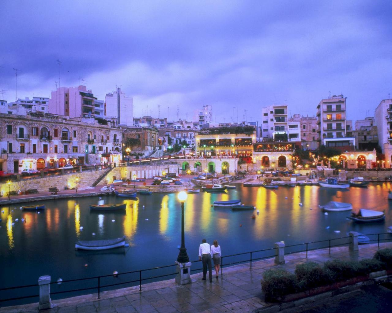 Seafront Apartment In Sliema With Pool, Upmarket Complex Exteriör bild