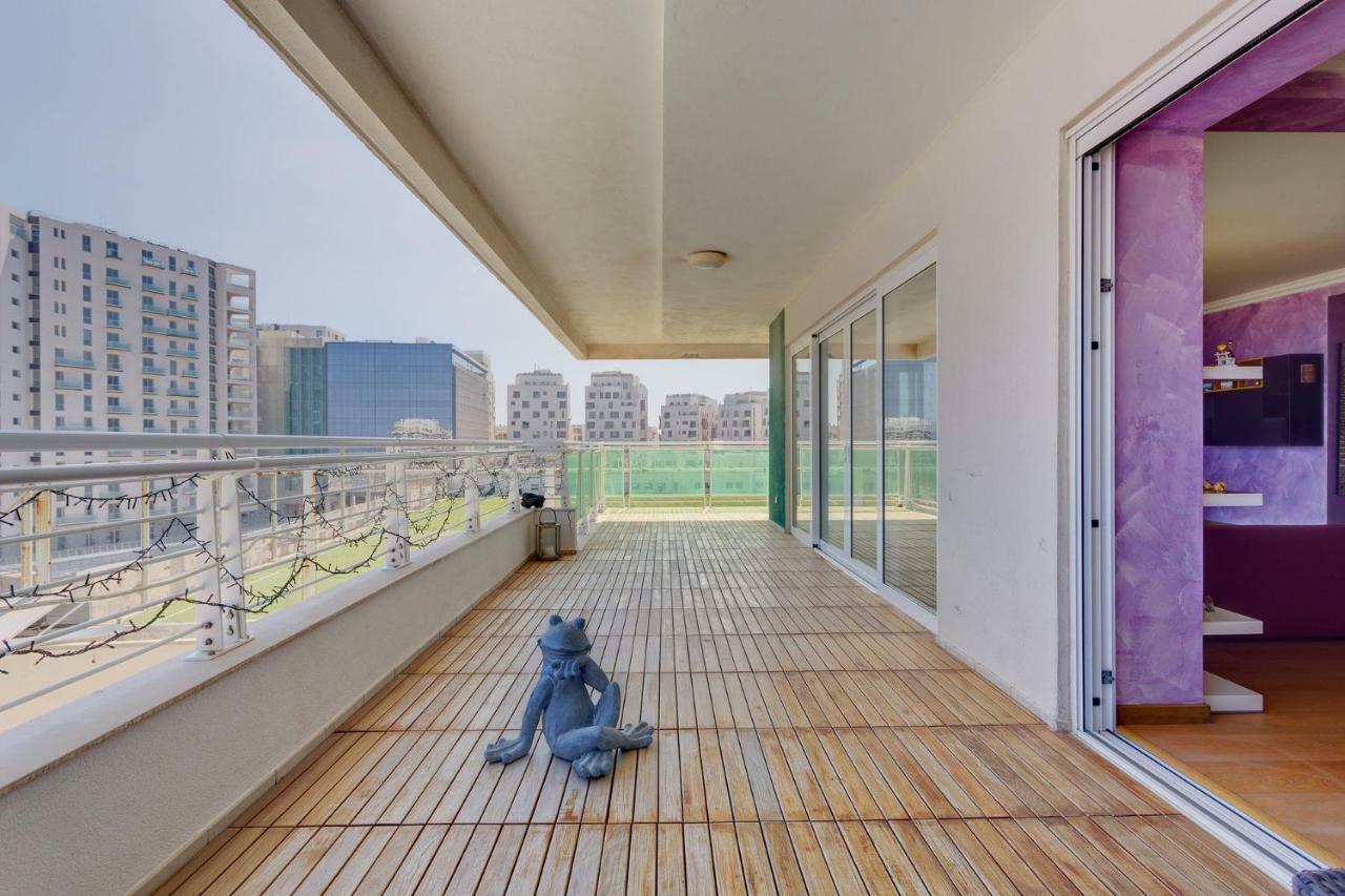 Seafront Apartment In Sliema With Pool, Upmarket Complex Exteriör bild